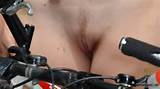 Nudist geschoren Pussy kut lippen blootgestelde naakt In het openbaar