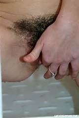 Zo begint ze vinger neuken haar harige kut orgasme In de douche