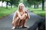 Blond meisje Outdoors Sexy Pussy Pis Geschoren Watch 4 schoonheid