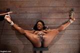 Zwarte Sexy Bdsm Whore overleeft door enorme kut vernedering