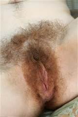 Meisje met harig Mole harige kut Plus porno duimen