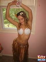 Oude Drops Seashell Bikini naar vinger kutje In Bed van Kitty krijgen plezier