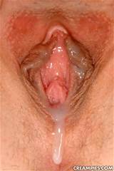 In Sexy Lingerie en geeft een close-up van haar kut na Creampie
