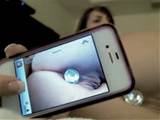 Smartphonesmut Kinky IPhone zelf Shot gepiercete kutje en een buttplug