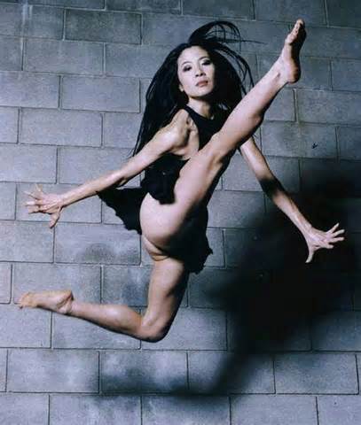 Michelle Yeoh springen en schoppen mooie foto van Michelle Yeoh