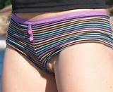 Schaamlippen In Shorts schaamlippen gluren uit Shorts Rainbow Boyshorts