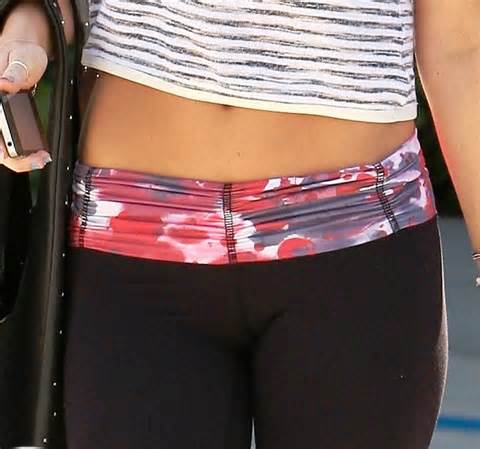 Miley Cyrus Cameltoe Vagina Spandex kut Zie t/m