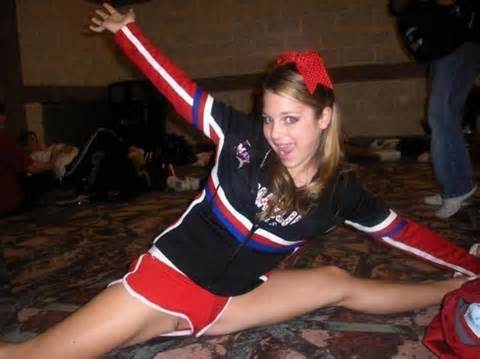 Cheerleader Brunette Shorts Pussy splitst benen Pussy Slip knippert