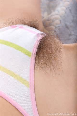 Fuzzy Pussy Pubes steken uit slipje uit BushyOrHairy Com