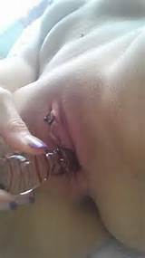 Mooie Piercing en geschoren kut met Dildo