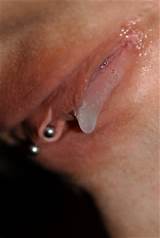 Doorboorde Clit NAT en slordig Sexy Piercing dicht omhoog het druipen natte afbeelding
