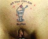 Mooie Tattoo op geschoren kutje All You Can Eat Buffet