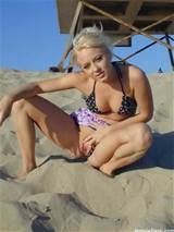 Blonde bij het strand trekken van haar Bikini bodems Over knipperen haar Pussy