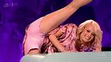 Gast Kimberly Wyatt vanaf The Pussycat Dolls op Celebrity Juice