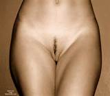 Strip In Sepia weinig haar Pussy artistieke naakten Landing Strip